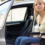 hallofrau mobilität auto frau im rollstuhl