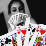 Frau beim Pokerspielen