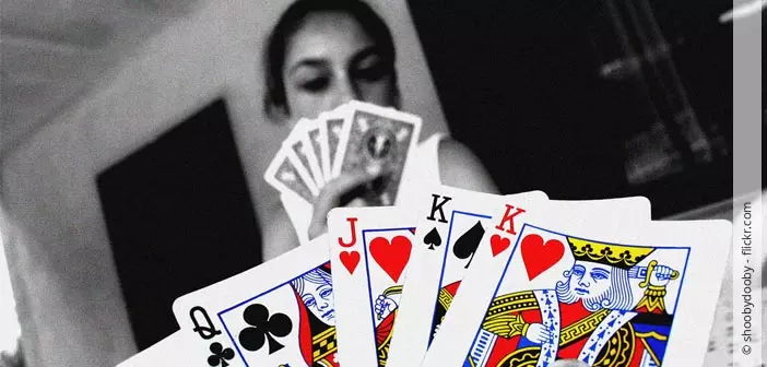 Frau beim Pokerspielen