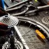 Ein Mann repariert eine Fahrradkette