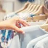 Frau sucht sich Kleidung in einem Geschäft aus